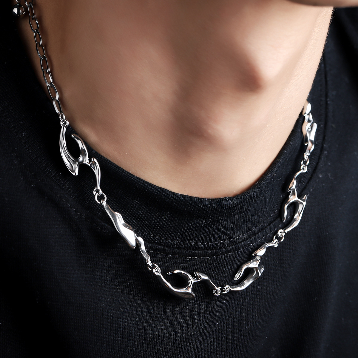 Street Fashion Trend 2025 - Collana in metallo di forma irregolare
