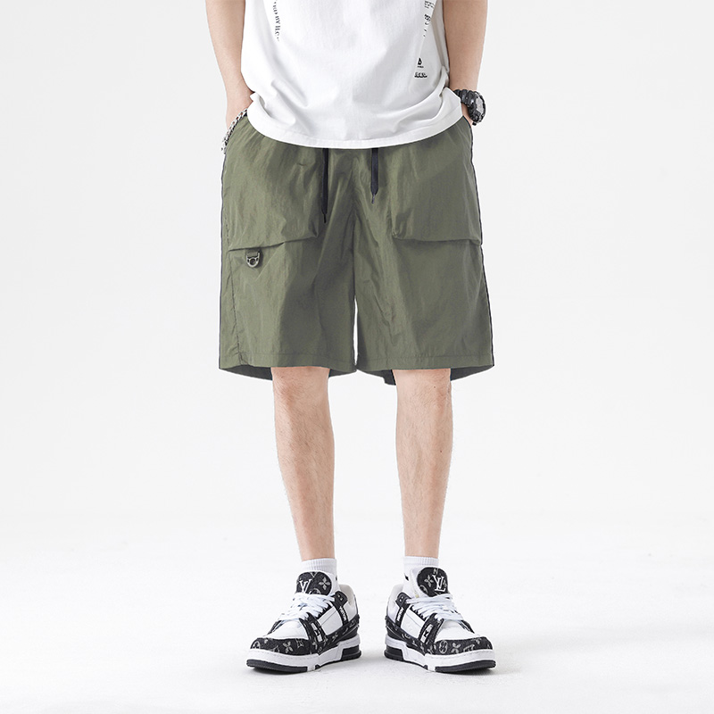 Street Fashion Trend 2025 - Pantaloncini da uomo 2025 tendenza estiva